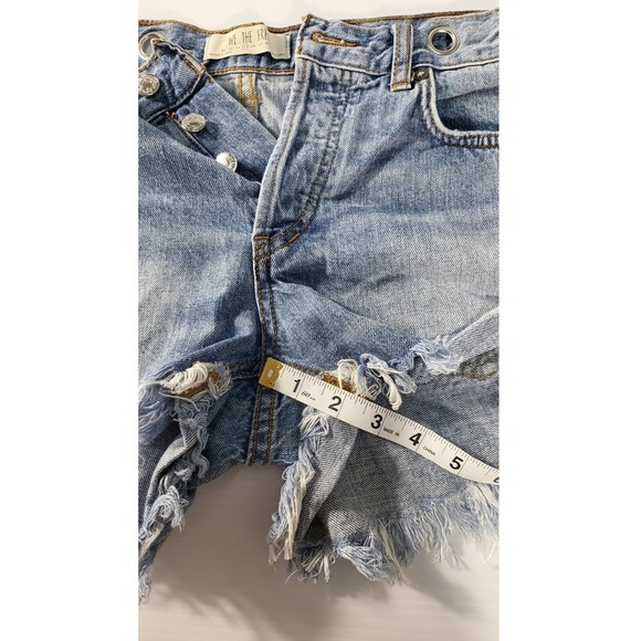 We The Free Denim Shorts Distressed Frayed Hem Metal Detail‎ Light Wash M - Picture 7 of 7